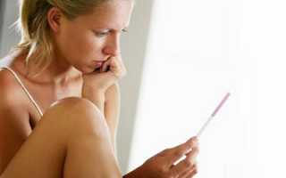 Причины белых выделений и задержки менструации более 1 дня при отрицательном тесте