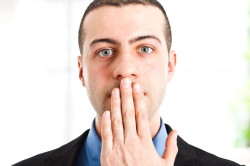 Запах изо рта - один из симптомов язвенной ангины Запах изо рта - один из симптомов язвенной ангины